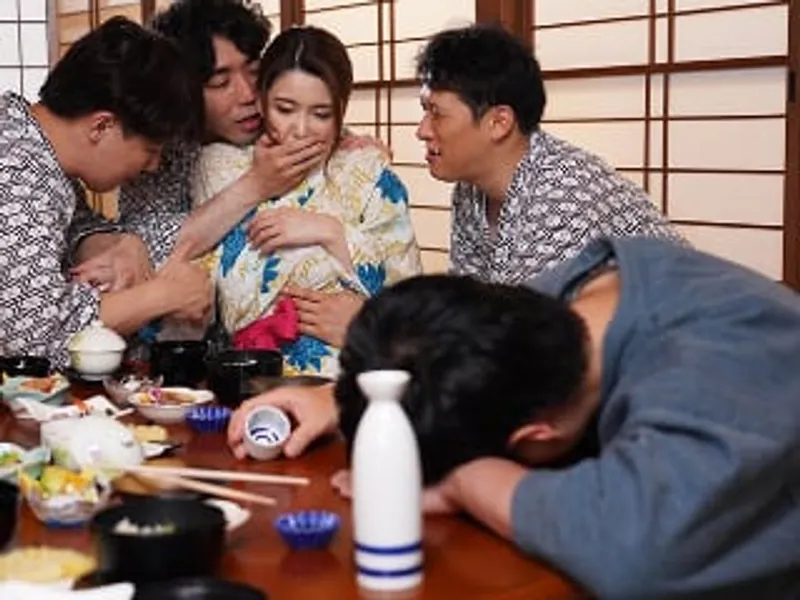 đưa vợ đi suối nước nóng, gã chồng không biết vợ yêu bị người khác địt sấp mặt