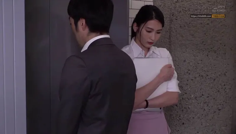 Em thư ký đáng tiếc bị sếp bắt vào khách sạn phục vụ đối tác