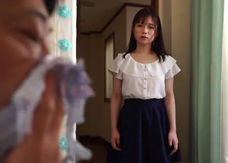 Tí tẹo phát hiện bố dượng biến thái ngửi đồ lót của mình