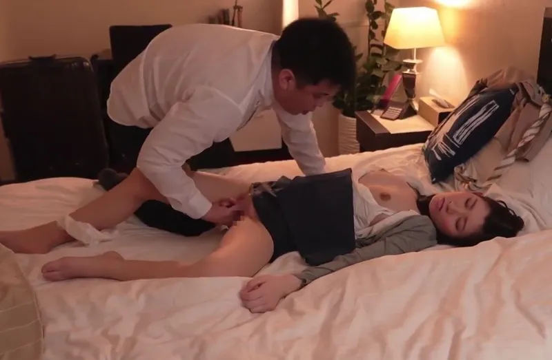 Biết em thư ký sắp kết hôn, sếp chuốc thuốc mê phang cô nàng cả đêm trong chuyến công tác