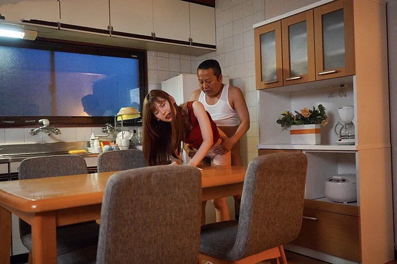 Con gái bị ông chồng mới của mẹ chịch mỗi ngày, cho dù đã có người yêu