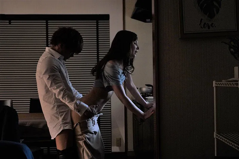 Tiền bối đi làm ăn, cậu nhân viên đến nhà trả bài vợ ông ấy