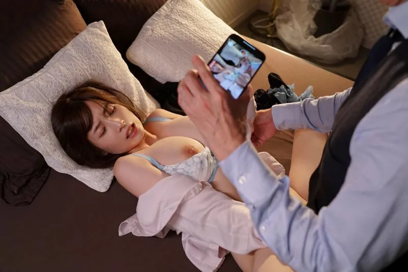 Tiền bối chuốc thuốc em thư ký bắt đụ cả đêm khi đi làm ăn xa