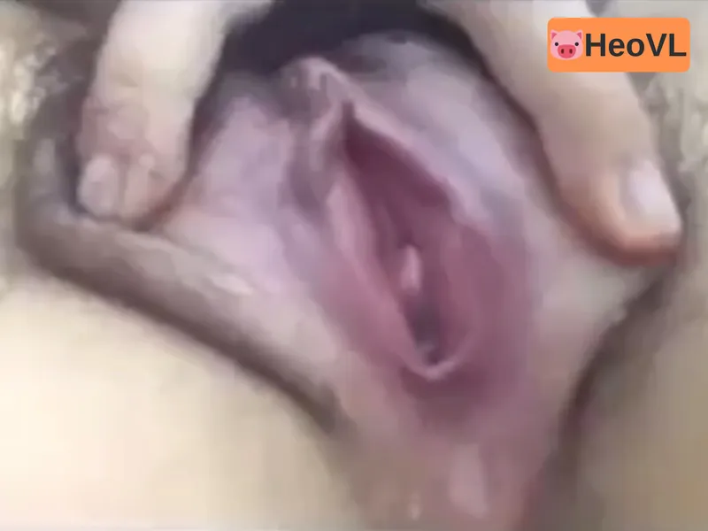 Eny show cận cảnh cô bé đang thở