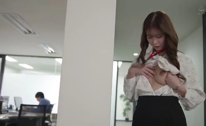 Bí ẩn đằng sau cô nhân viên mặt lạnh lùng mà hóa ra là "nữ hoàng dâm đãng"